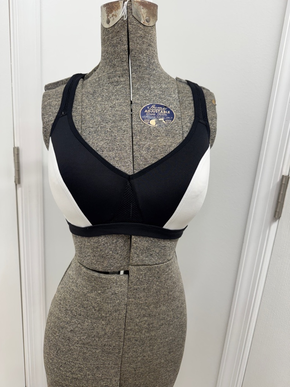 Black & White Wireless Sports Bra
